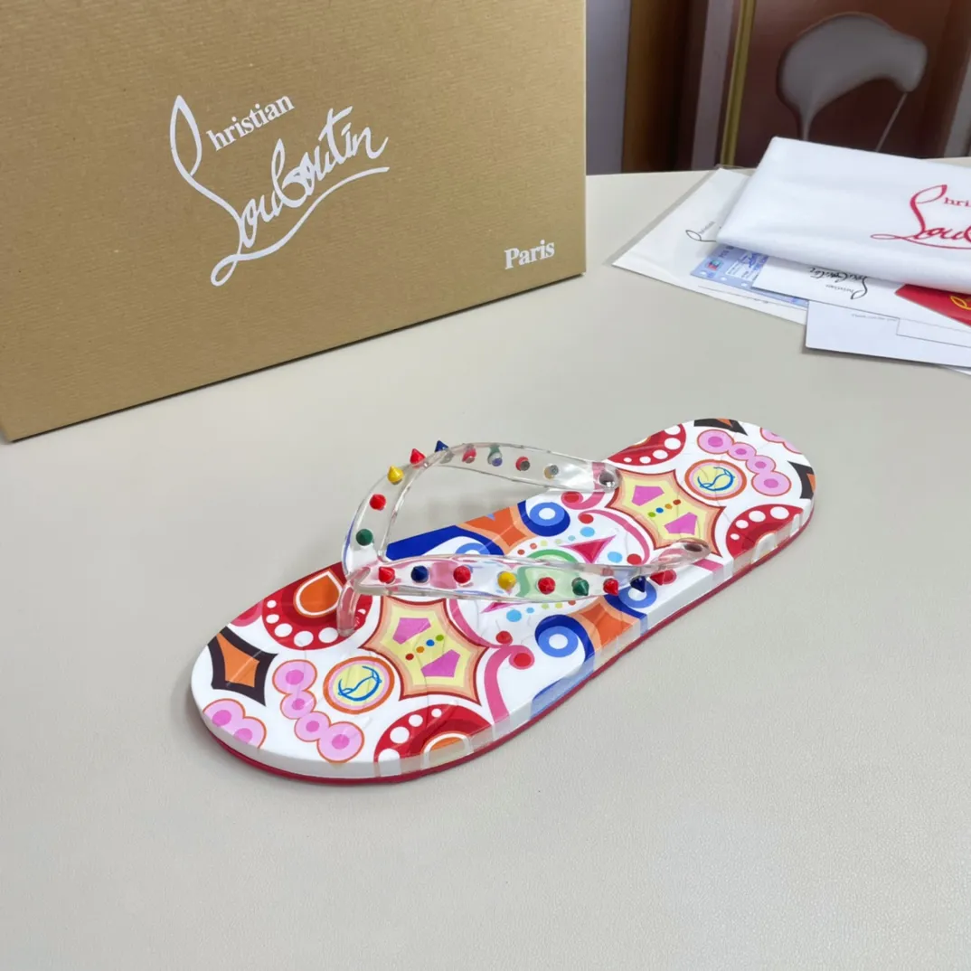 [CL red sole shoes] P: 300💰 size 38-45 Men's classic slippers, made on the official website 1:1, the original factory specializes in original materials ➖ OEM 3D printing pattern production ➖ Original color nails, ultra-light non-slip outsole. Super fashionable and super comfortable, handsome on the feet, a must-have for men in summer! !